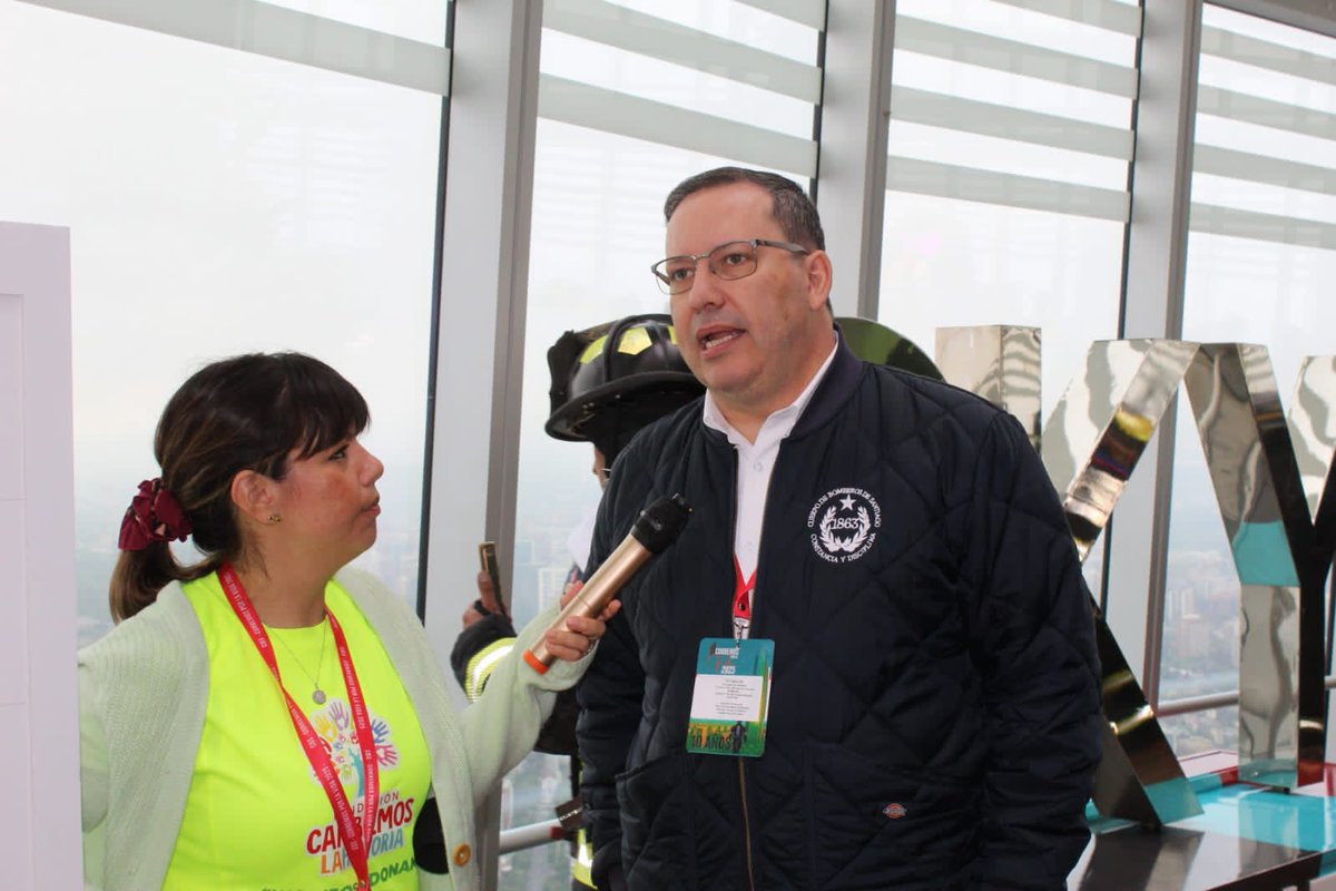 Super_CBS_Chile's tweet image. #CorremosPorLaVida 2025
Oficiales Generales CBS en el Sky Costanera, encabezados por el Superintendente del Cuerpo de Bomberos de Santiago, Gabriel Huerta Torres y el el 2° Cdte Juan Pablo Slako Guajardo.