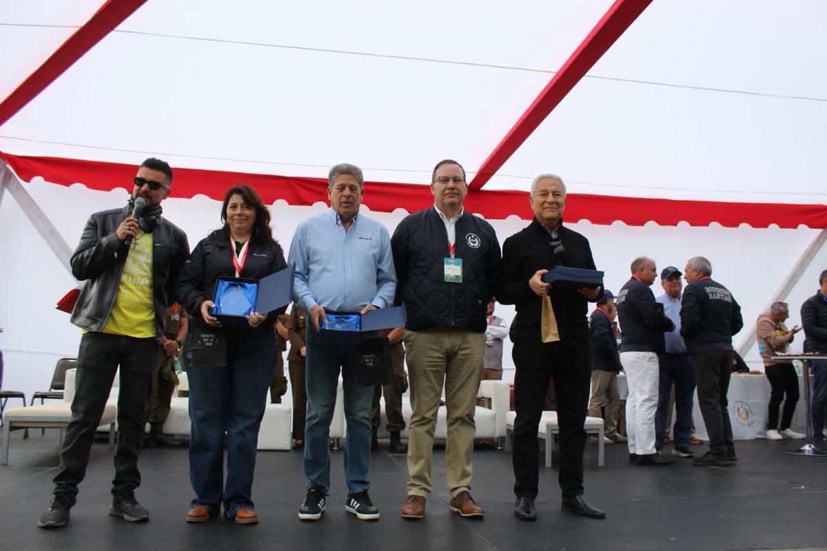 Super_CBS_Chile's tweet image. #CorremosPorLaVida 2025
Oficiales Generales CBS en el Sky Costanera, encabezados por el Superintendente del Cuerpo de Bomberos de Santiago, Gabriel Huerta Torres y el el 2° Cdte Juan Pablo Slako Guajardo.