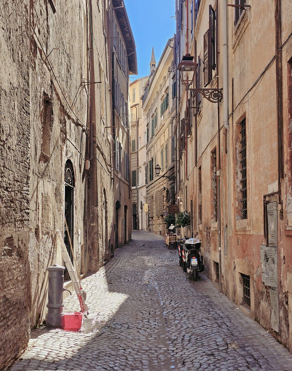 Gaztop1's tweet photo. Rome.  I love an Italian street scene.  😍🇮🇹📸#Rome #streetshots https://t.co/EpedNcfDNO