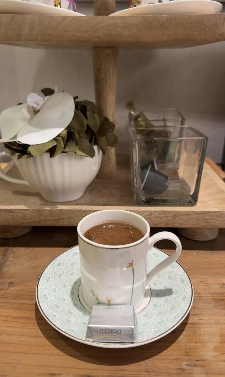 حين نشارك القهوة مع من نحب، نُدرك أن الجمال لا يُصنع من السكر، بل من المودة التي تملأ المكان♥️