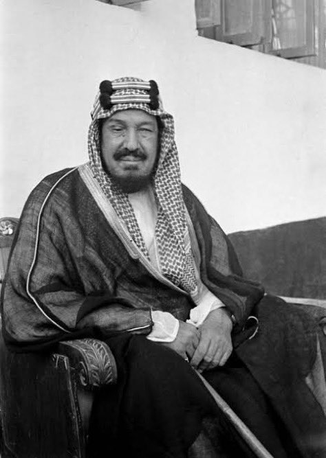 في مثل هذا اليوم 9 نوفمبر 1953م قبل 72 عاماً 
انتقل إلى رحمة الله تعالى "عملاق العرب" 

الملك عبدالعزيز بن عبدالرحمن آل سعود 👑

بعد حياة حافلة قضاها في اعادة توحيد وجمع شتات قطع جزيرة العرب المتناثرة لتخرج لنا اليوم "السعودية" كأعظم وأهم دولة في الشرق الأوسط،