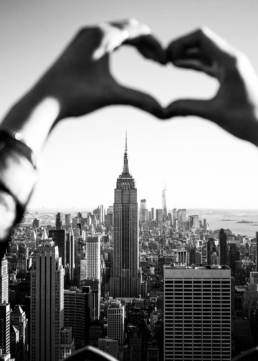 DarkerHunger's tweet image. 𝘼 𝙎𝙚𝙧𝙚𝙣𝙖𝙙𝙚 𝙛𝙤𝙧 𝙩𝙝𝙚 𝙎𝙞𝙣𝙛𝙪𝙡 𝙎𝙤𝙪𝙡

The city embraced me like a lost, tormented lover. New York, a beautiful, glittering beast, pulsed with a rhythm only someone like me could truly feel. The frantic, desperate heartbeat of millions. To them, I was Dr. &amp;gt;