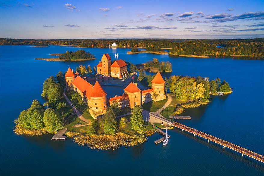 Lithuania_Based's tweet photo. Trakai Island Castle, a 14th-century Gothic fortress on Lake Galvė, Lithuania, served as the residence of Grand Duke Vytautas the Great. This exceptionally preserved red-brick complex features defensive walls, drawbridges, and a ducal palace now housing the Trakai History Museum. https://t.co/friWNZ564n
