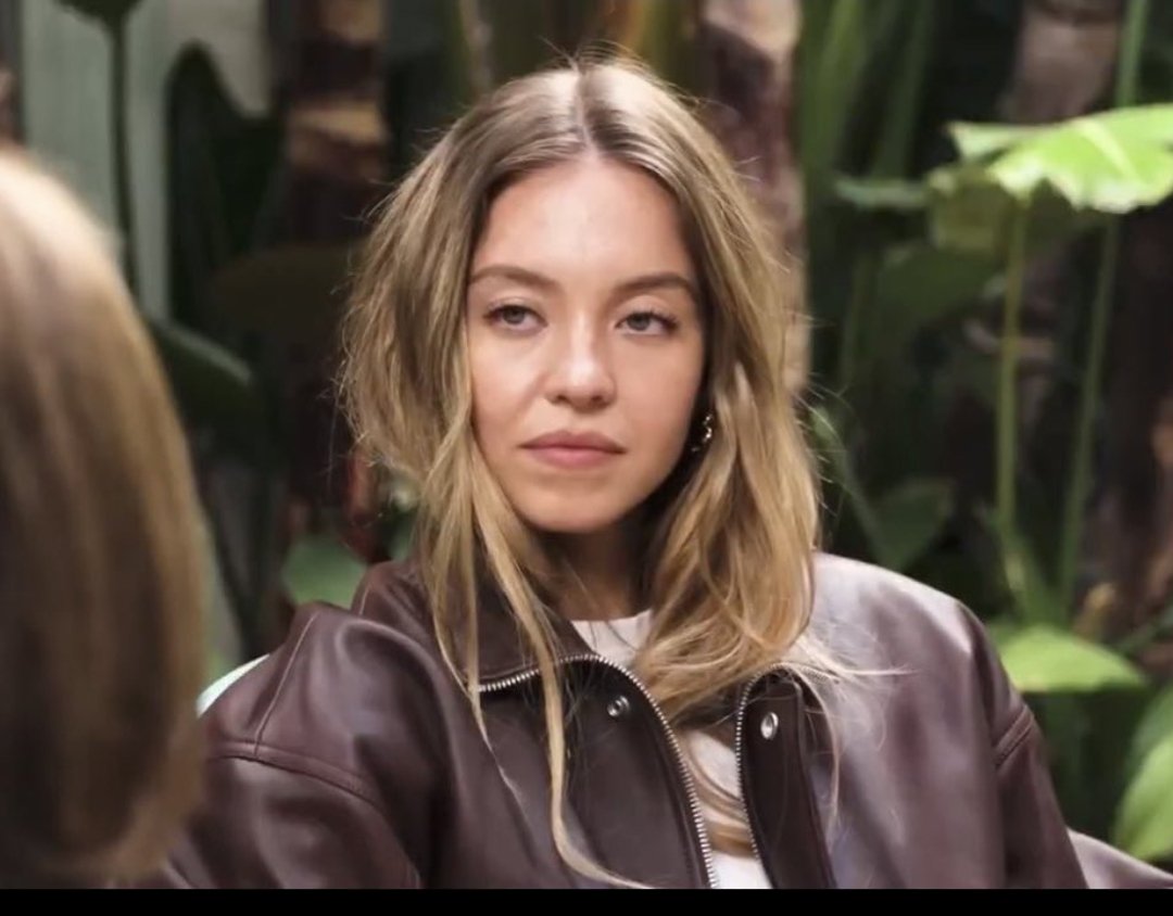 ItsMeElisaLou's tweet image. Me: You need to sleep in your own bed. 

4 yo: