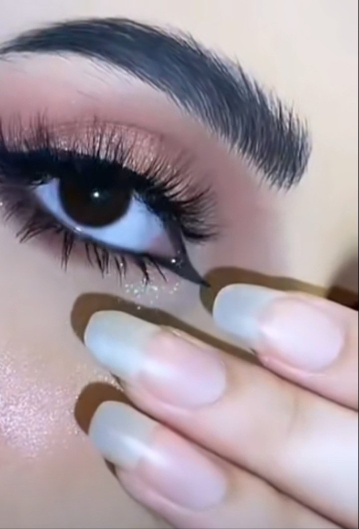 عيناك كالبحر الاسود 
. 
. 
. 🍂🍁🍁🍁