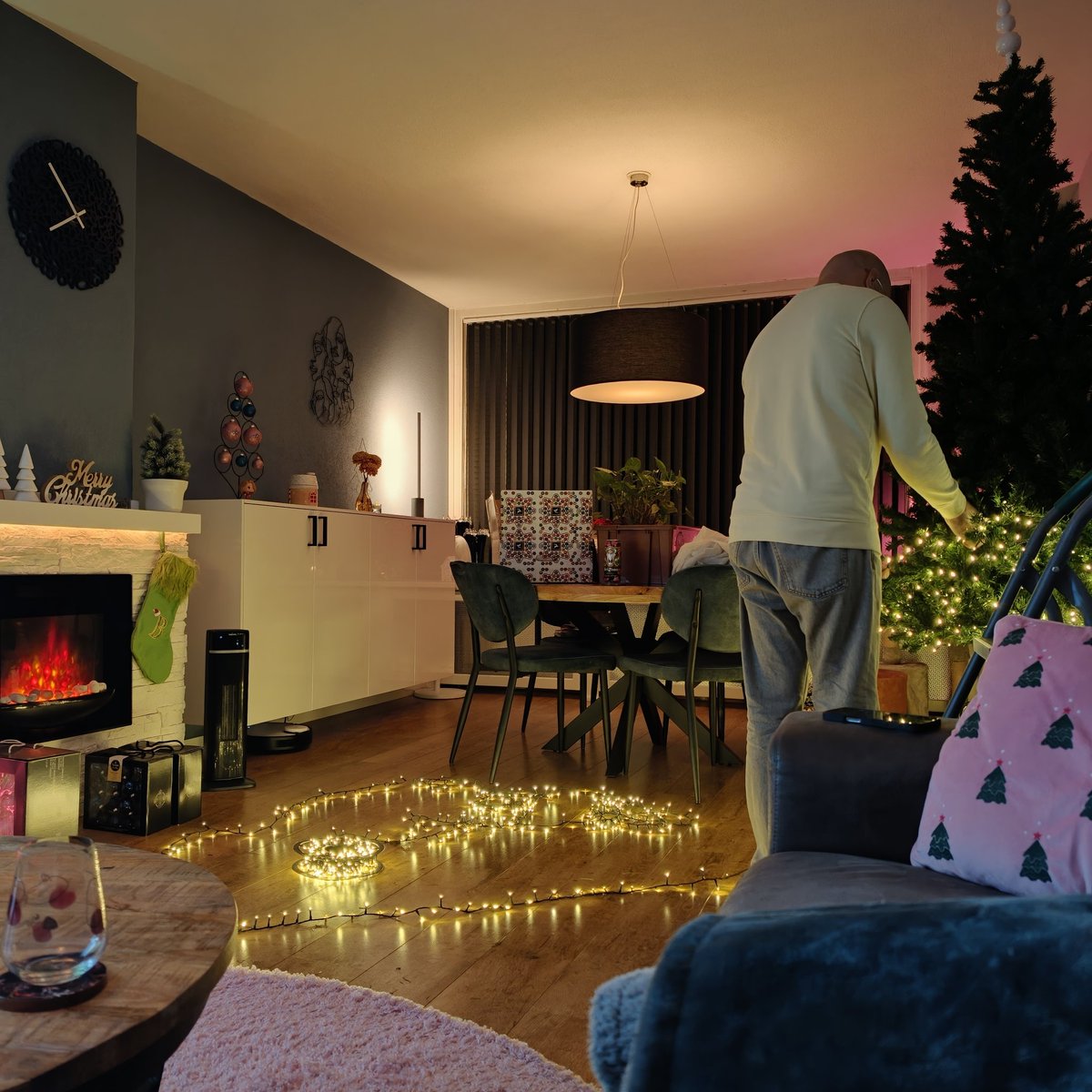 maickel1979's tweet image. Oh no it's happening 😅
#christmastree #itstime 
#MerryChristmas #kerst