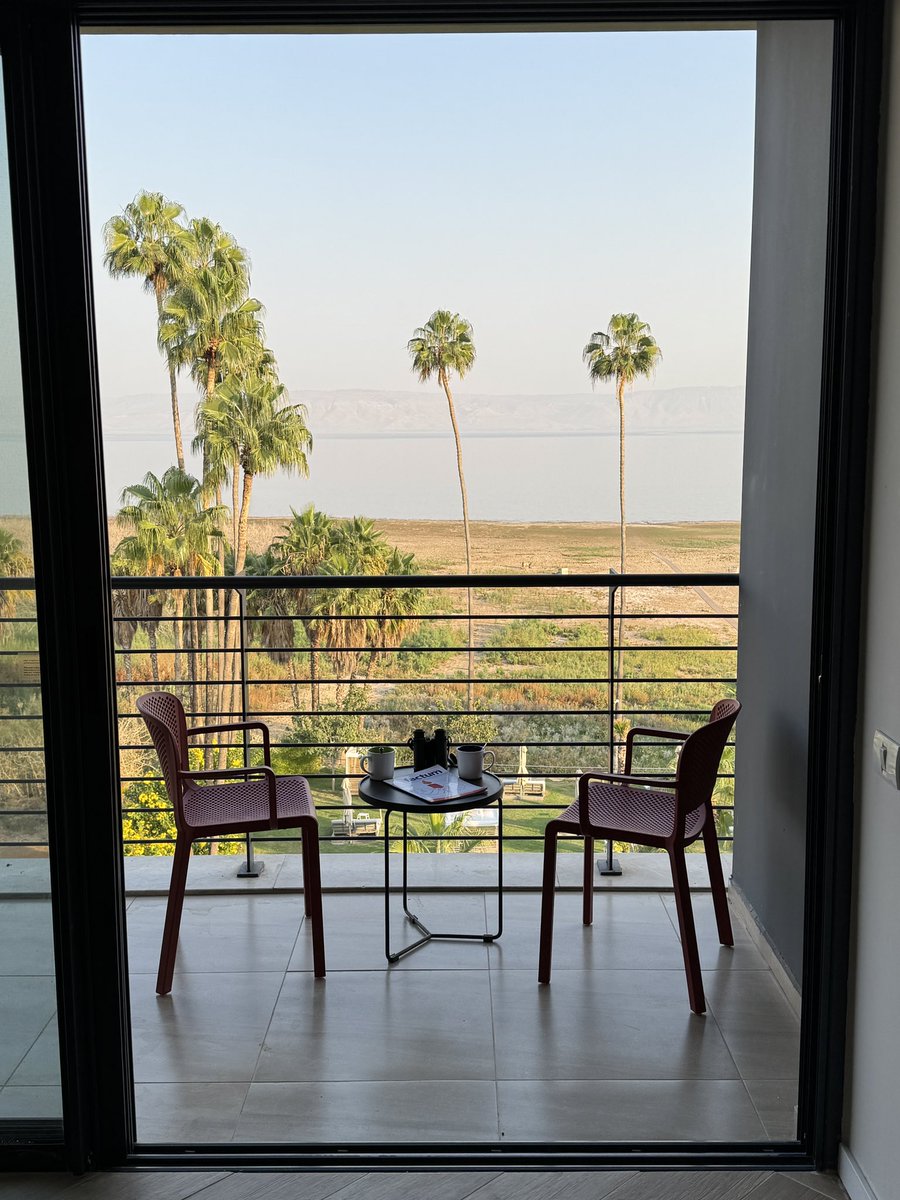 Israel-Reise, Tag 7: 33 Grad, aber dank 10 % Luftfeuchtigkeit erstaunlich angenehm. Vom Balkon unseres Zimmers im Gomeh Hotel geniessen wir den Blick über den glitzernden See Genezareth bis hinüber zum Golan - ein wunderbarer Ort, um innezuhalten und etwas zur Ruhe zu kommen.