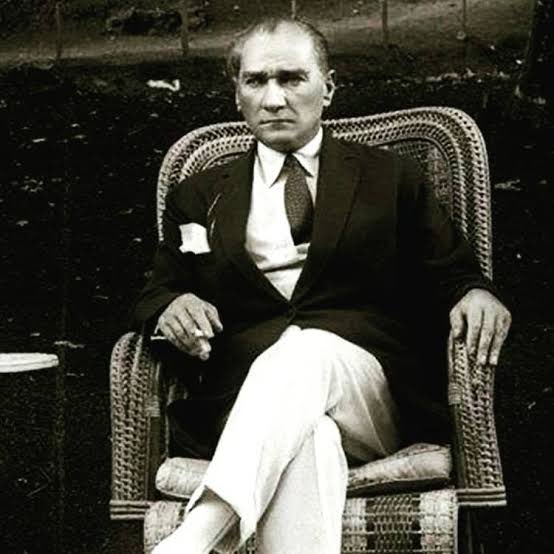 Sarı Zeybek öldü sanma, diridir;
O, dağların yine eşsiz eridir,