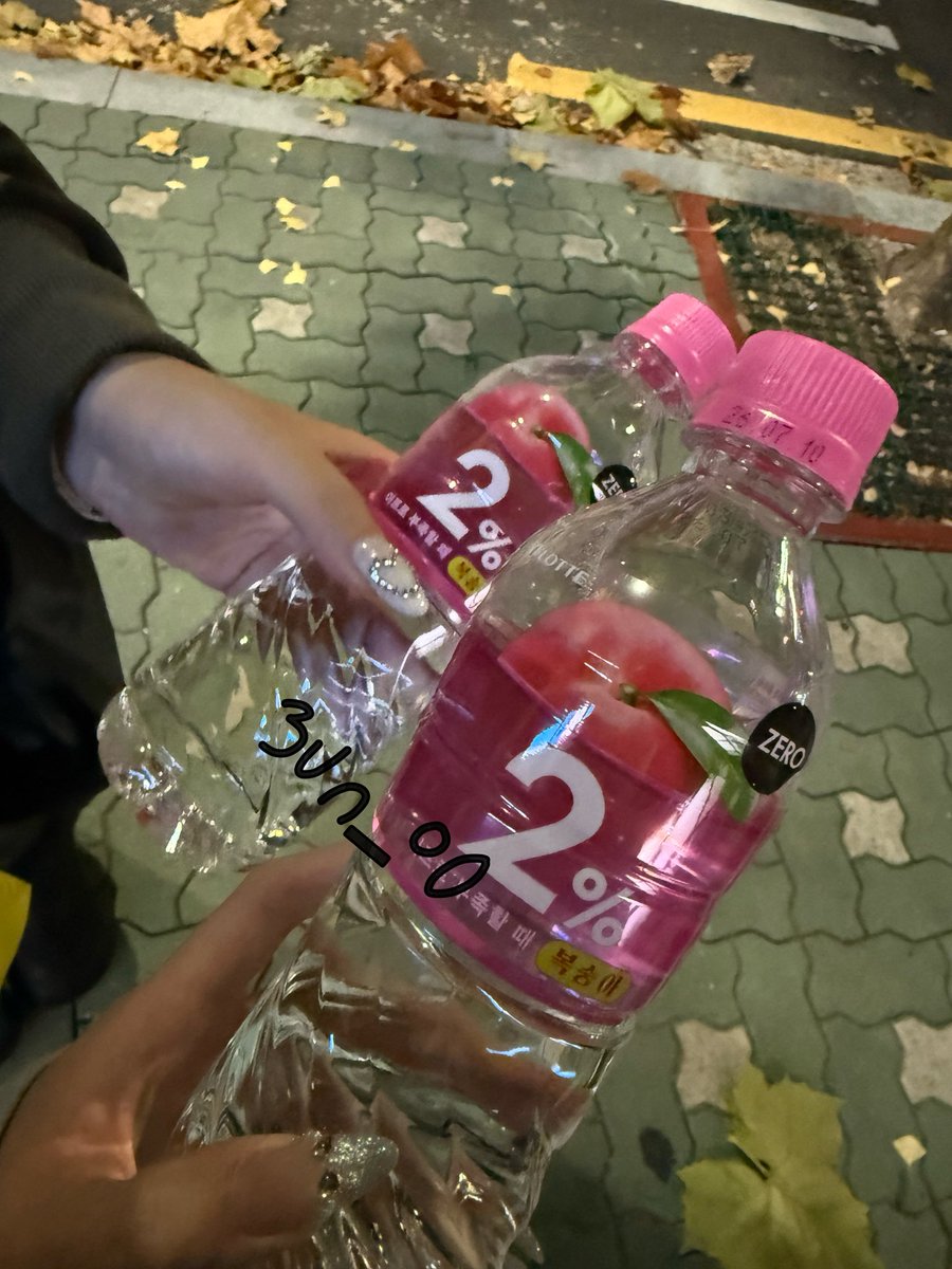 ttawon3un_o0's tweet photo. 오늘 저녁 편의점에서 현준 우연히 마주쳤어ㅠㅠ !!! 진짜 완전 귀여웡ㅠ우리 떠나려 할 땐 음료수 두 병 직접 건네줘서 …..🥹🥹

#보이즈2플래닛 #정현준 #JUNGHYUNJUN https://t.co/vqr767T3yz