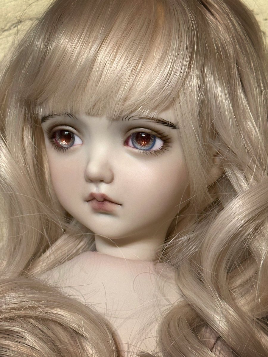 今日のおやすみ🌙

お顔が(眉毛が？)しっかりしているので前髪を作ってちょっと柔らかくしてみました🙂‍↕️
お洋服は黒系かと思っていたけど、淡い色の方が合いそう
合わせてみないと分からんもんですねぇ