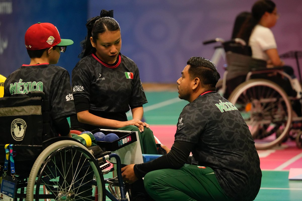 COPAME's tweet photo. 🎯🇲🇽 En su última jornada de los Juegos Parapanamericanos Juveniles Chile 2025 🇨🇱, México brilló en la cancha en la prueba mixto por equipos BC4 tras vencer a Colombia 🇨🇴 ✨
Nuestras #Promexas cierran su participación dejando el nombre de México en alto. #Chile2025 https://t.co/qHJpu8WBLZ