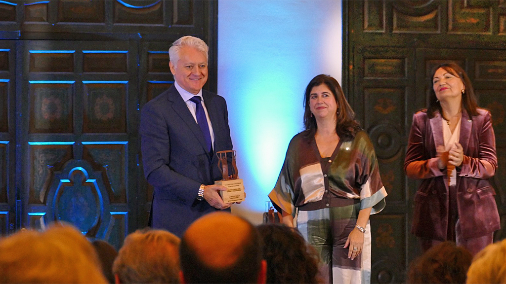 🏆 El Colegio Oficial de Psicología de Andalucía Occidental (<a href="/COP_AO/">Ψ Psicología Andalucía Occidental Colegio Oficial</a>) premia a <a href="/canalsur/">CanalSur</a> por su compromiso con la salud mental

🎙️<a href="/JuanMiguel_Vega/">Juan Miguel Vega</a>, director de <a href="/CanalSurRadio/">Canal Sur Radio</a> recogió el galardón en la XIII Noche de la Psicología

🔗 csur.red/wOFQ50Xp10j

#SaludMental