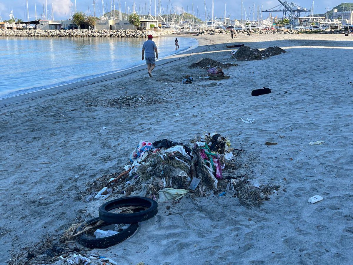 sergioes11's tweet photo. Ni la Cumbre CELAC UE motivó a limpiar las playas de Santa Marta. @SantaMartaDTCH @camilogeorge1 Inconcebible en el barrio más noble de Sta. Marta haya un basurero descomunal. Donde está TESA? Los líderes de la ciudad? Los vecinos de el barrio Prado con su playa Los Cocos? https://t.co/U39STEO85m