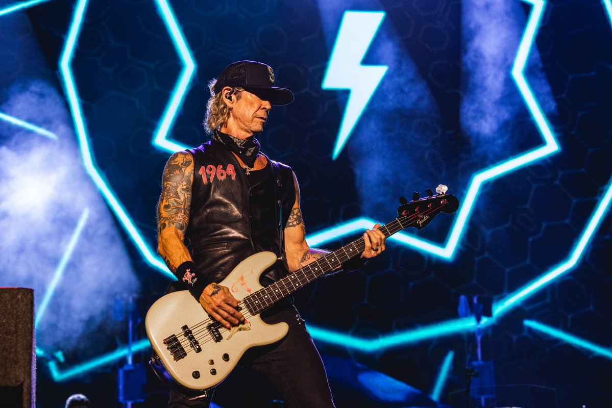 gunsnroses's tweet image. Medellín, you were marvelous. Thanks for sticking with us for 3 hours through the rain! Until next time.