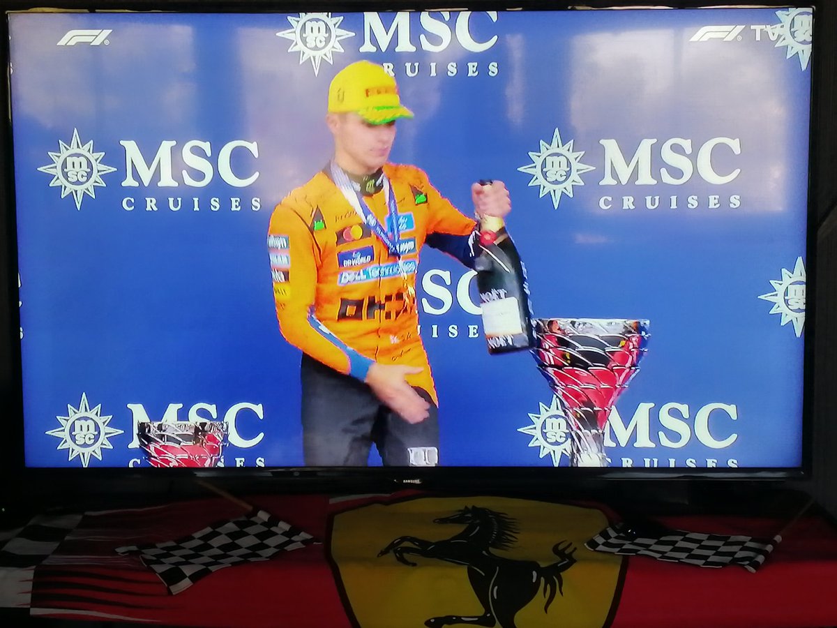 karlaceja21's tweet photo. Gran celebración para @LandoNorris @McLarenF1
Gran Premio De Brasil 🇧🇷 
#GranPremioDeSaoPaulo
#GPBrazil #Formula1 #F1 @F1 #BrazilGP 
#LegalmenteBella @SpotlightLAT https://t.co/lJqFpfMEhT