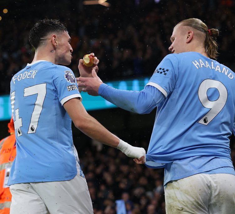 FRBlueMoon's tweet photo. 🚨🆕 Tellement les opps sont rincés, Foden et Haaland mangent une pomme en plein match. 🍎 😭 https://t.co/0mNGxVlL43