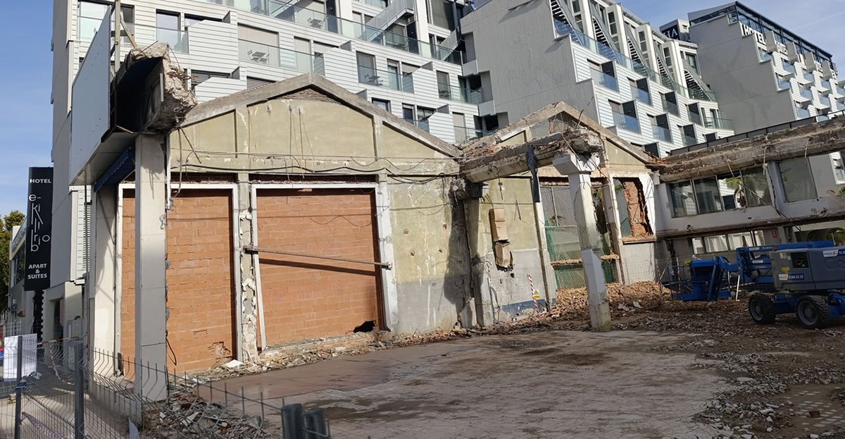 marco_aesp's tweet photo. Demolición de edificio industrial en calle Antonio López, barrio de #Orcasur #Usera En sus tiempos acogía un taller y recambios de Ford (Equimóvil). La parte que ocupaba el concesionario se destinó al hotel e-kilibrio https://t.co/s8f7By2xry