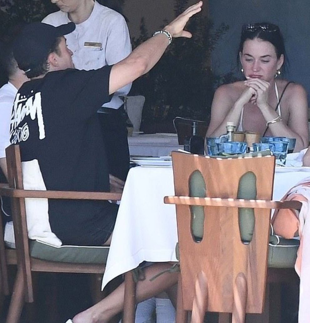 autumnasasadboy's tweet image. this is the moment she came up with the lyrics for bandaids im 100% sure