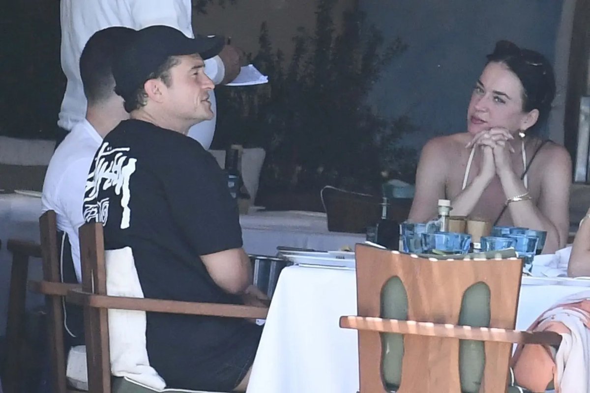 autumnasasadboy's tweet image. this is the moment she came up with the lyrics for bandaids im 100% sure