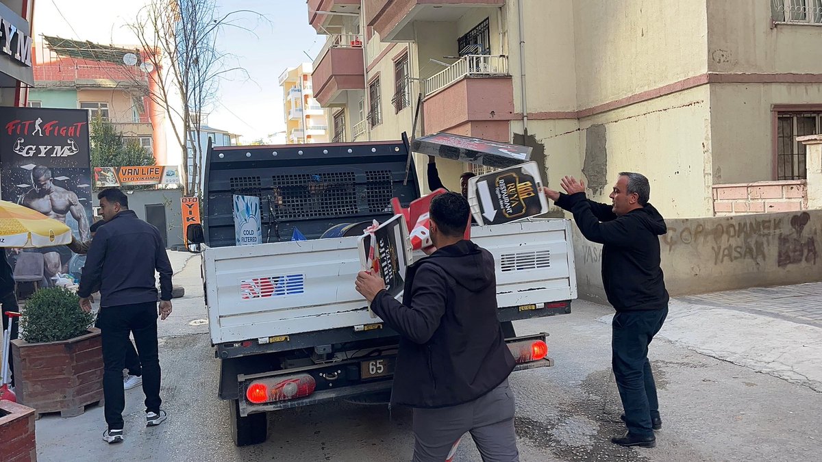 surfagercekleri's tweet photo. Van ipekyolu Belediyesi ilçe sınırları içinde kaldırımlar da tek bir ürüne müsade etmiyor. İddaa ediyorum Şanlıurfa büyükşehir dahil merkez ilçe belediyeleri tek bir duba dahi alamazlar güçleri yetmez !!! #Urfahaber #haliliye #eyyubiye #karaköprü https://t.co/1rSCjcOi98