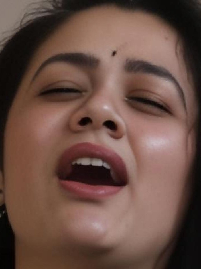 Who is Girija Oak | Trending on Social Media Aunty - iiQ8 Actress