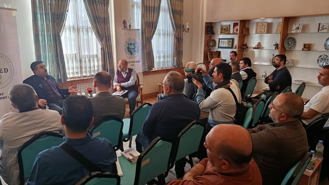 yomed66's tweet photo. Yozgat Bozok Üniversitesi Yozgat ve Yöresi Araştırmaları Merkezi himayesinde Yozgat Musiki ve Edebiyat Derneği (YOMED)’nin Türk Ocakları Yozgat Şubesi ile hazırladığı “Yozgat’ta Zaman: S. Burhanettin KAPUSUZOĞLU Söyleşi &amp; İmza” programından kareler. 

@SBKapusuzoglu https://t.co/GHgdSrjObg