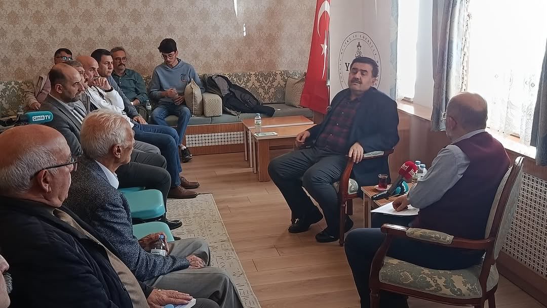 yomed66's tweet photo. Yozgat Bozok Üniversitesi Yozgat ve Yöresi Araştırmaları Merkezi himayesinde Yozgat Musiki ve Edebiyat Derneği (YOMED)’nin Türk Ocakları Yozgat Şubesi ile hazırladığı “Yozgat’ta Zaman: S. Burhanettin KAPUSUZOĞLU Söyleşi &amp; İmza” programından kareler. 

@SBKapusuzoglu https://t.co/GHgdSrjObg