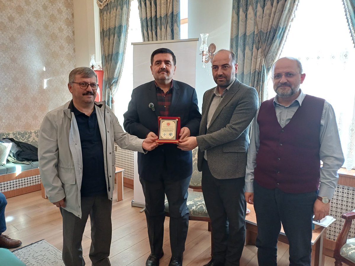 yomed66's tweet photo. Yozgat Bozok Üniversitesi Yozgat ve Yöresi Araştırmaları Merkezi himayesinde Yozgat Musiki ve Edebiyat Derneği (YOMED)’nin Türk Ocakları Yozgat Şubesi ile hazırladığı “Yozgat’ta Zaman: S. Burhanettin KAPUSUZOĞLU Söyleşi &amp; İmza” programından kareler. 

@SBKapusuzoglu https://t.co/GHgdSrjObg