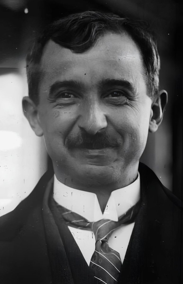 ASKER KAÇAĞI VE SAĞIR İSMET...
---
Bu dünyaya gözünü açmışsın, önce 19 yaşında birincilikle mezun olduğun askerî okul, ardından da 1903 yılından itibaren katıldığın bitmez tükenmez kanlı savaşlar...
Protokol bilmezsin, salon adamlığı bilmezsin, gardrobunda askerî üniformadan