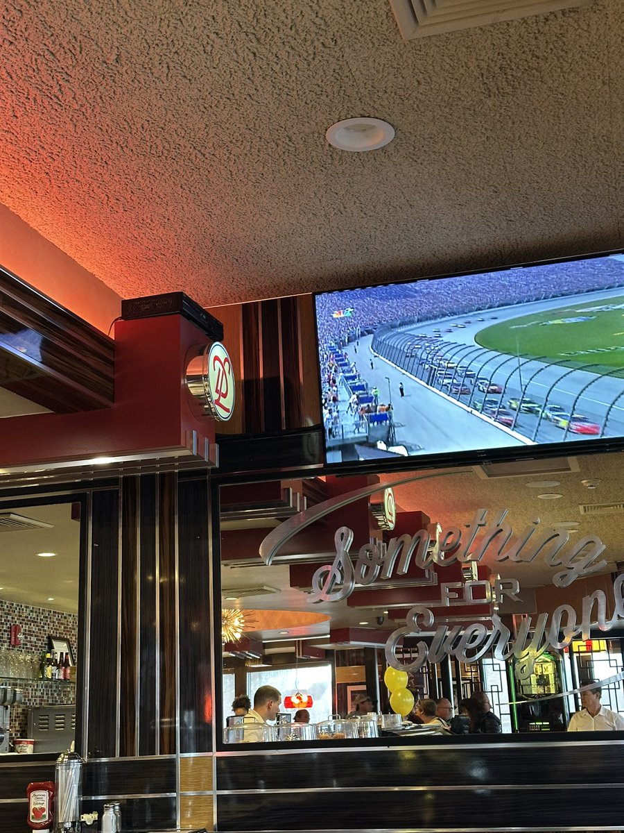 Duncannotcoffee's tweet image. Waiting for my pickup order, old 90s nascar on the TV. Are the Pats Jets Giants all currently playing and any one of those games could be on instead? Sure, but this diner clearly don’t give a fk lol