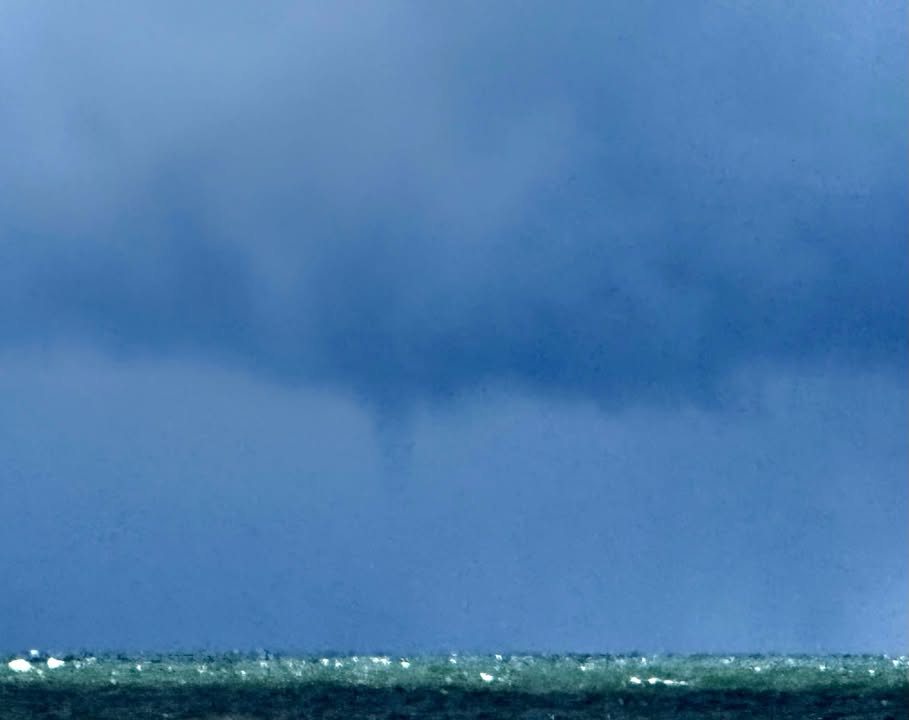 ICWR's tweet image. Snowspouts!
Rarely observed snowspouts (waterspouts) sighted by ICWR observer Nathan Voytovick off of Benton Harbor, Michigan at 12:33 and 1:34 EST, Sunday, Nov 9. Snowspouts will continue until Monday night. icwr.ca @NWSMilwaukee @NWSGrandRapids @NWSIWX #miwx