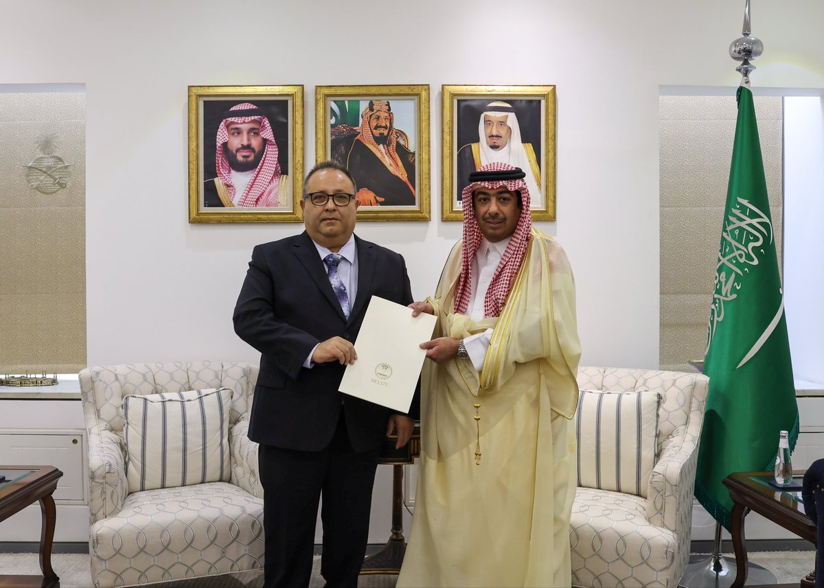 #Riyadh | On behalf of HH the Foreign Minister, Deputy Minister for Protocol Affairs Mr. Abdulmajeed Al-Smari received a copy of the credentials of the newly appointed non-resident Ambassador of Belize to the Kingdom, Haisam Diab.