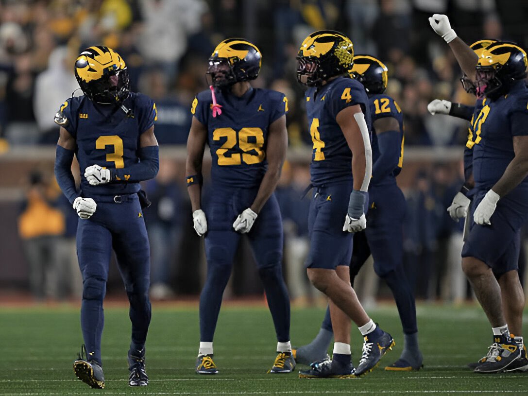 uofmcoverage's tweet image. Michigan jumps to No. 18 in this weeks College Football AP Poll #GoBlue