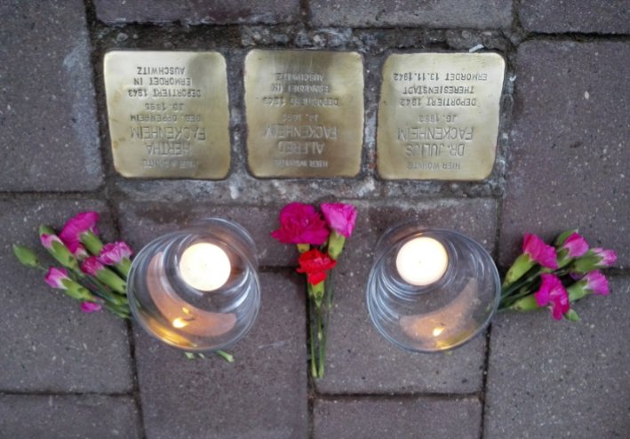 kristallnaach's tweet photo. Meine Kollegen werden ja wohl🕯

#Gedenktag 🖤 #9November
#87Jahre #Reichspogromnacht
🖤 In Erinnerung an die Opfer🕯

#9Nov🕯#keinverblassen 🖤 #Stolpersteine 🖤 #Demnig
#Kristallnacht #Kristallnaach
#crystalnight #Stolpersteine 
🕯#GegenDasVergessen 🖤
#NieWieder #NoNazi #NoAfD https://t.co/gfn3Jg5Kxd