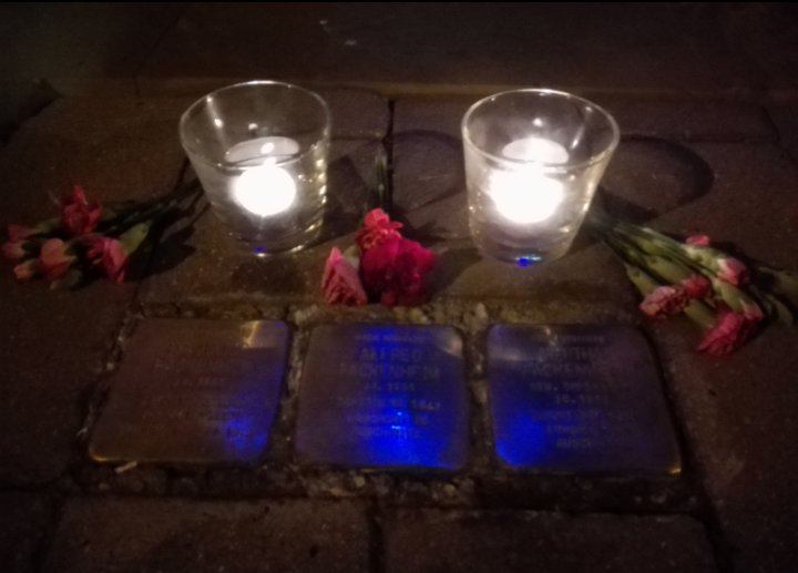 kristallnaach's tweet photo. Meine Kollegen werden ja wohl🕯

#Gedenktag 🖤 #9November
#87Jahre #Reichspogromnacht
🖤 In Erinnerung an die Opfer🕯

#9Nov🕯#keinverblassen 🖤 #Stolpersteine 🖤 #Demnig
#Kristallnacht #Kristallnaach
#crystalnight #Stolpersteine 
🕯#GegenDasVergessen 🖤
#NieWieder #NoNazi #NoAfD https://t.co/gfn3Jg5Kxd