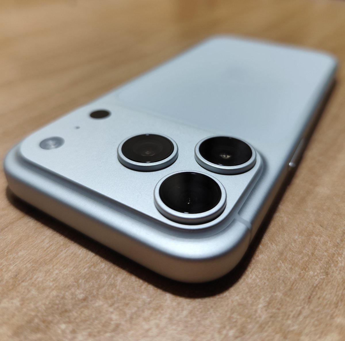 app_settings's tweet image. the silver iPhone 17 Pro looks SO GOOD 😋