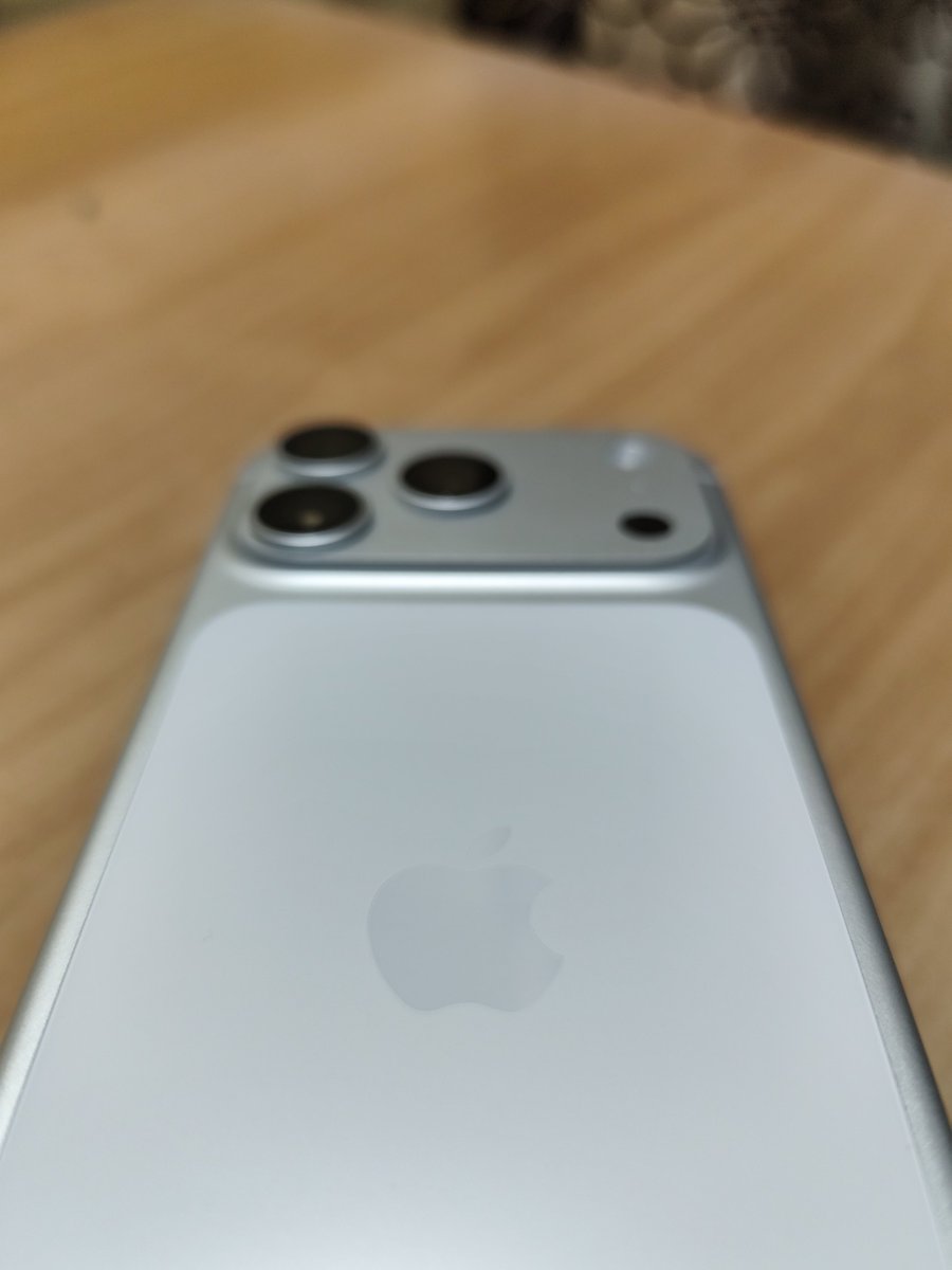 app_settings's tweet image. the silver iPhone 17 Pro looks SO GOOD 😋