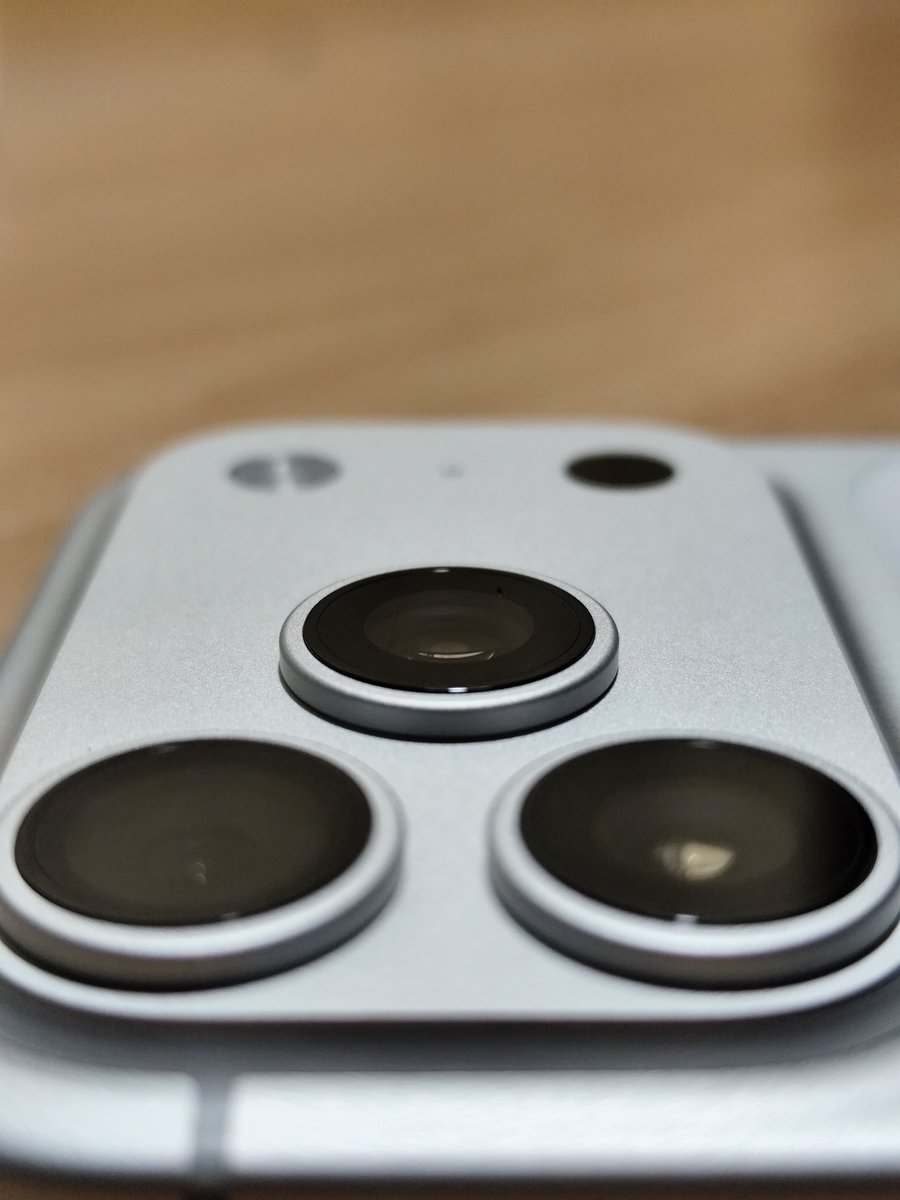 app_settings's tweet image. the silver iPhone 17 Pro looks SO GOOD 😋