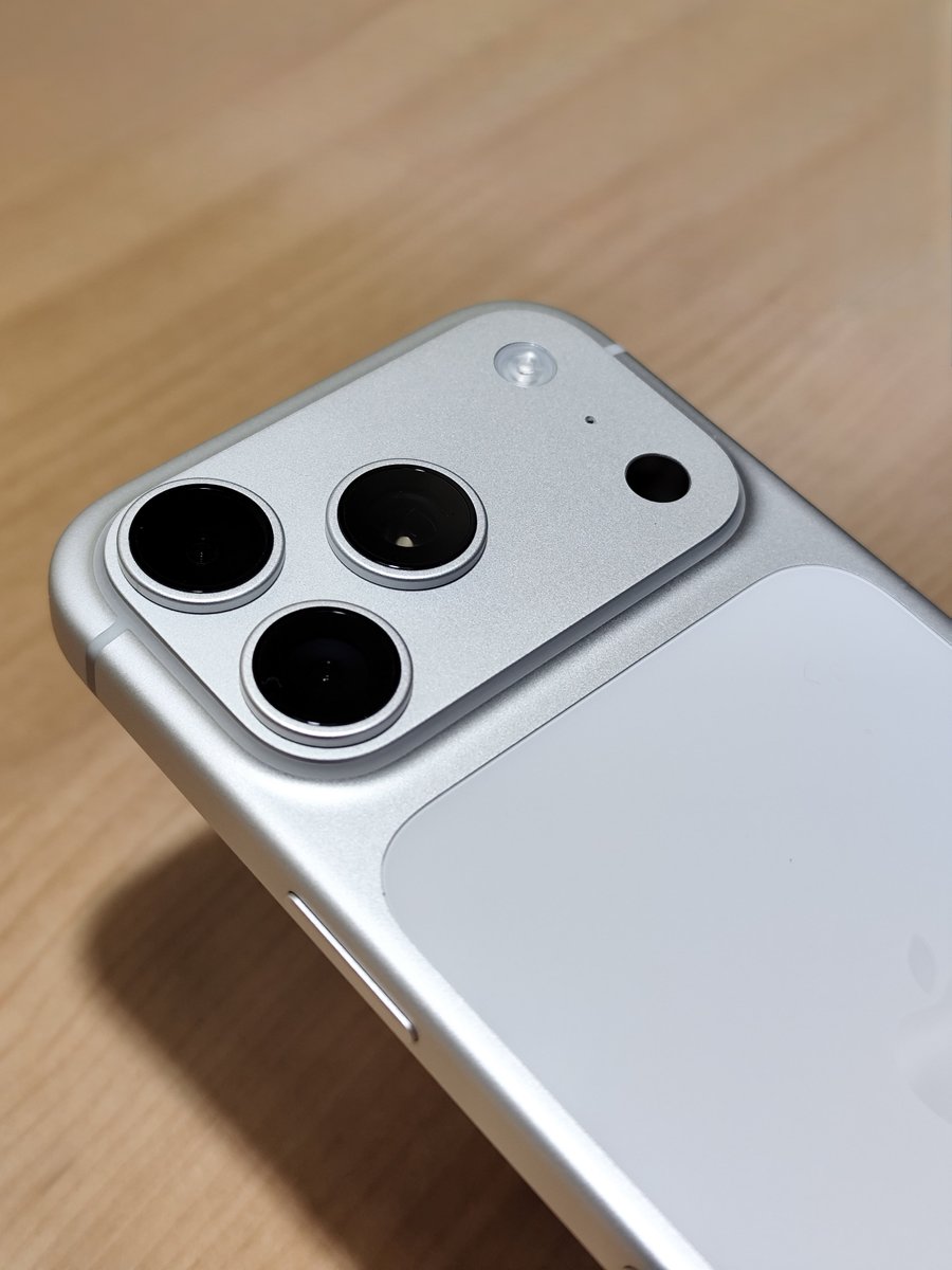 app_settings's tweet image. the silver iPhone 17 Pro looks SO GOOD 😋