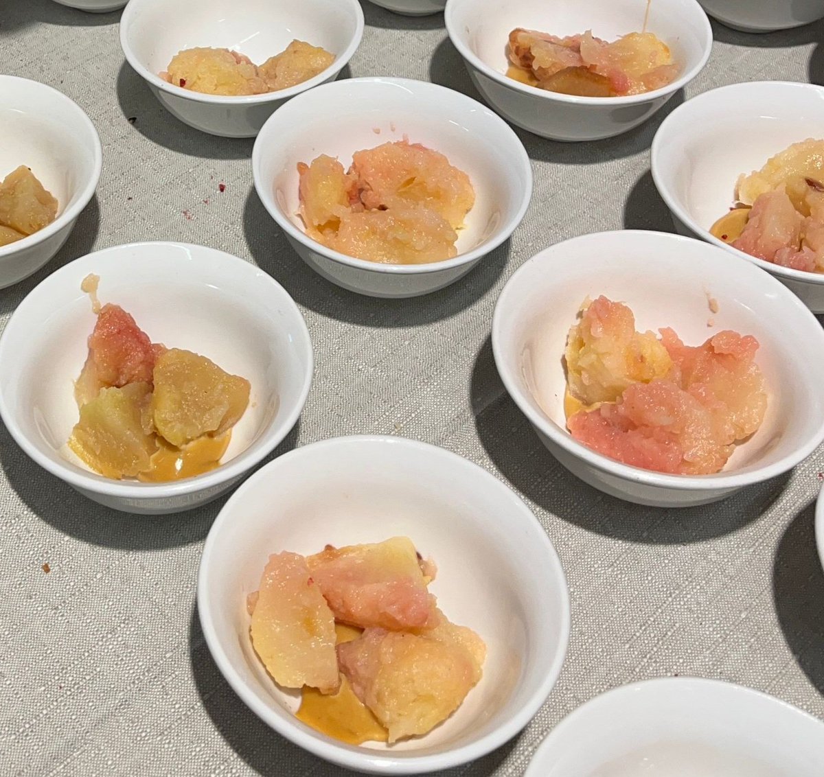 La fonda #Xesc, de Gombrèn, amb un postre a base de poma de muntanya, tofi i marialluïsa, millor plat de la 33a Mostra Gastronòmica d'Andorra i Pirineus, frec a frec amb l' #Isard d'Andorra la Vella i l'#Ibaya de Soldeu. 
El vot popular premia #JulienVaillant, del #Palanques.