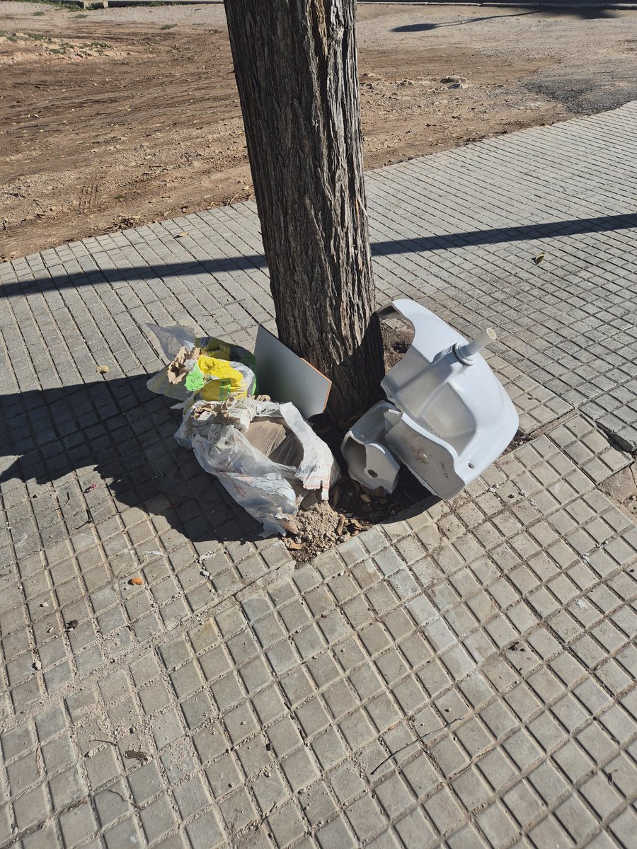 #tarragonabruta
Esta es la NORMALIDAD que el <a href="/TGNAjuntament/">Ajuntament de Tarragona</a> celebra. 
Nosotros, esta normalidad NO la queremos. Decimos BASTA❗️
El 1️⃣5️⃣ NOV todos a la manifestación 🔊🔊🔊🔊 
Torreforta, hoy 👇