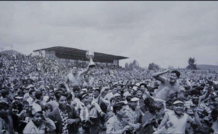 RetroAucas's tweet image. 8 de noviembre de 1959. Aucas campeón del fútbol profesional de Pichincha. Uno de los campeonatos más apoteósicamente festejados en el  futbol ecuatoriano. La prensa indicaba que fue tal la repercusión que fue celebrado en todos los rincones y barrios de Quito.