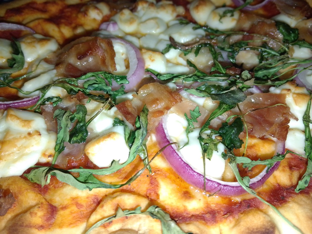 toonstyle1981's tweet image. Another day with some crappy weather?  Who cares! i&apos;m having  pizza with a watermelon mogu mogu and playing some #sega genesis!  I also have some biscoff cookies! Can&apos;t complain at all 💙🎮🤘 #videogamesforever #pizzalife