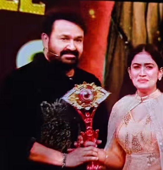 PoMoneModii's tweet image. അങ്ങനെ തൊപ്പി ഗാങ് തോറ്റു ഓടി😂😂അനുമോൾ🔥🔥ജയിച്ചു

തൊപ്പി ഇനി അടുത്ത പാട്ടു മത്സരത്തിന് കാണാം😂😂!!!

#BiggBossMalayalamSeason7