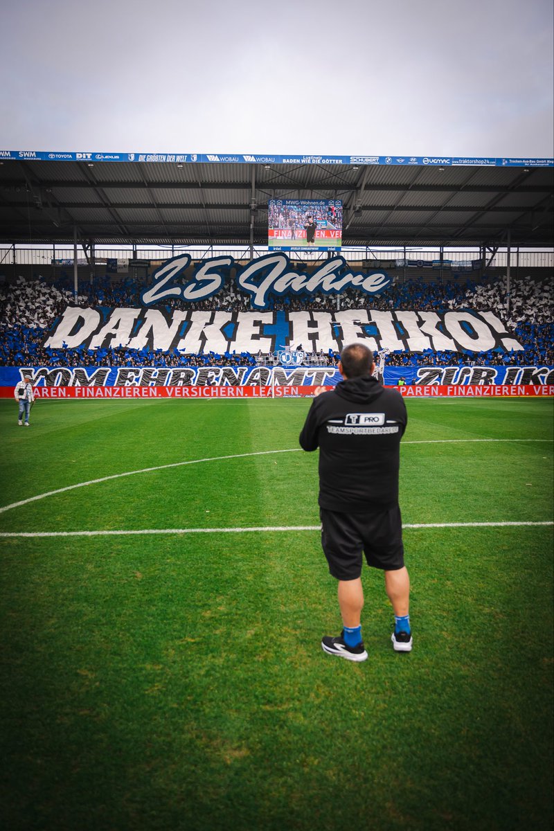 Jede einzelne Stimme die für ihn gesungen hat, jede einzelne Fahne die geschwenkt wurde und jeder einzelne Stofffetzen von der Choreo hat er sich absolut verdient. Unbeschreiblich was er seit 25 Jahren und länger für den Verein opfert. Einmalige Person. 
#EINMALIMMER