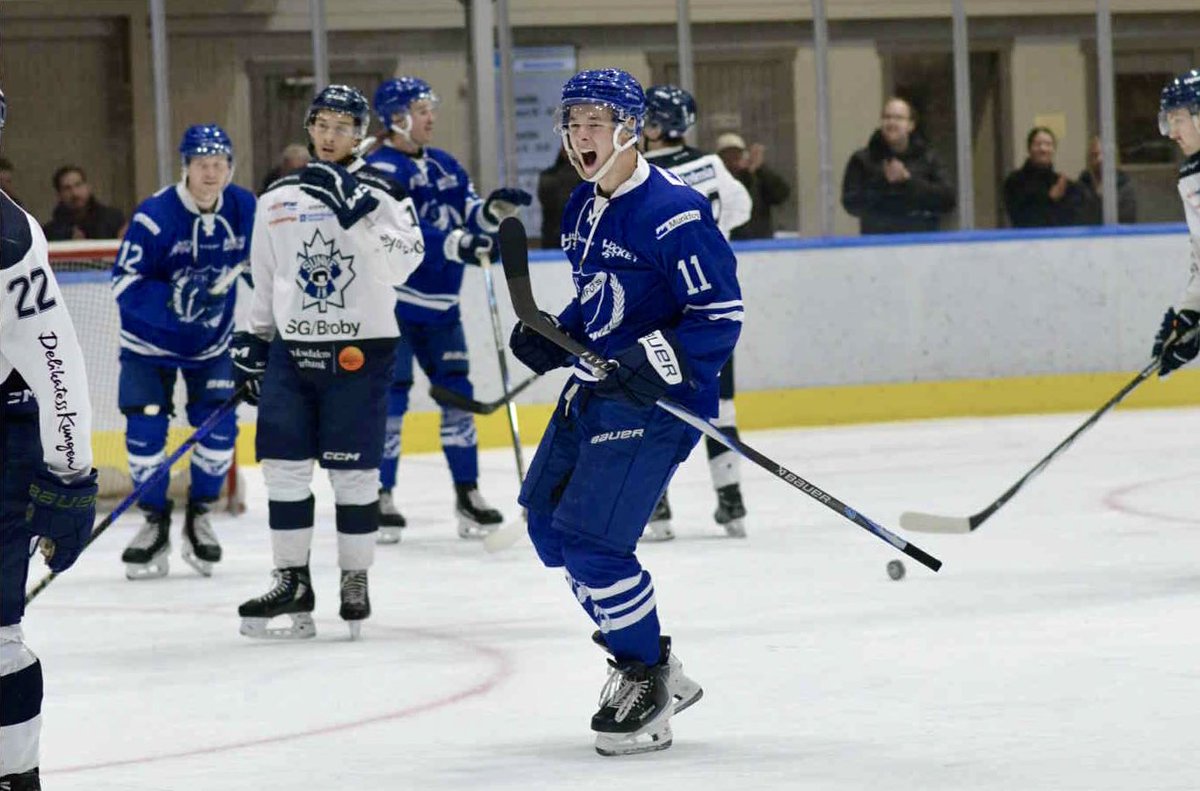 Derbyseger mot Sunne IK! 🔥

Vi vänder 0-1 till välförtjänt 3-1-seger! William Eriksson kvitterar till 1-1, Mille Backlund prickar in 2-1 och Viktor Owesten punkterar med 3-1 i tom bur. 🚨

Lindqvist-Nordin räddar 19 av 20 skott. 🧱

Skott: 32-20. Publik: 329. 

Heja IFK! 💪🏼💙