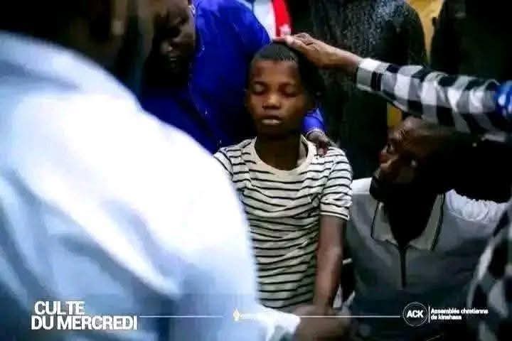 SugiraMireille's tweet photo. 🚨 🇨🇩 Kinshasa : Après l'annonce du miracle dans 52 jours par une escrot pasteur américaine Paula White, l'évêque #Pascal_Mukuna a ressuscité un Enfant de Huit Ans à l'ACK
Un événement d'une ferveur exceptionnelle a secoué l'Assemblée Chrétienne de Kinshasa (#ACK) !
Selon des témoignages recueillis sur place, l'évêque Pascal Mukuna, le représentant légal de cette église de Réveil, aurait accompli un miracle spectaculaire en ramenant à la vie un enfant de huit ans déclaré décédé.
L'enfant, dont l'identité n'a pas été divulguée, aurait été présenté à l'évêque en pleine séance de prière. Les images circulant montrent des scènes d'intense dévotion et de sollicitude, avec notamment l'évêque Mukuna à genoux en prière.
Après un moment de prière et d'imposition des mains, l'enfant aurait repris vie, rapporte @bwindja 😂😂