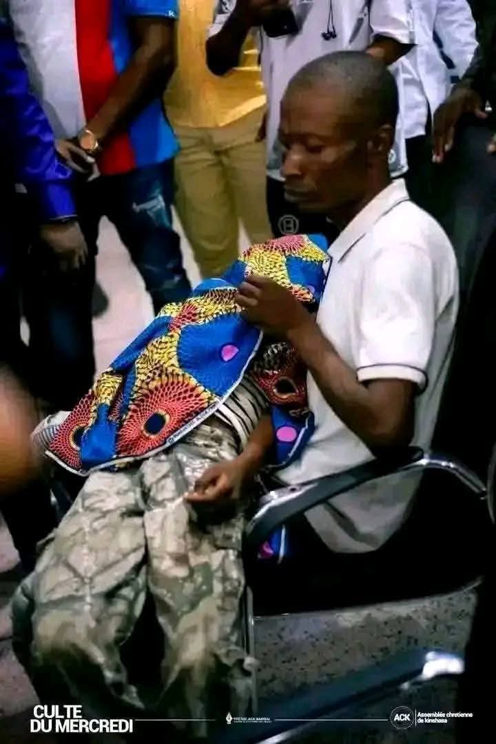 SugiraMireille's tweet photo. 🚨 🇨🇩 Kinshasa : Après l'annonce du miracle dans 52 jours par une escrot pasteur américaine Paula White, l'évêque #Pascal_Mukuna a ressuscité un Enfant de Huit Ans à l'ACK
Un événement d'une ferveur exceptionnelle a secoué l'Assemblée Chrétienne de Kinshasa (#ACK) !
Selon des témoignages recueillis sur place, l'évêque Pascal Mukuna, le représentant légal de cette église de Réveil, aurait accompli un miracle spectaculaire en ramenant à la vie un enfant de huit ans déclaré décédé.
L'enfant, dont l'identité n'a pas été divulguée, aurait été présenté à l'évêque en pleine séance de prière. Les images circulant montrent des scènes d'intense dévotion et de sollicitude, avec notamment l'évêque Mukuna à genoux en prière.
Après un moment de prière et d'imposition des mains, l'enfant aurait repris vie, rapporte @bwindja 😂😂