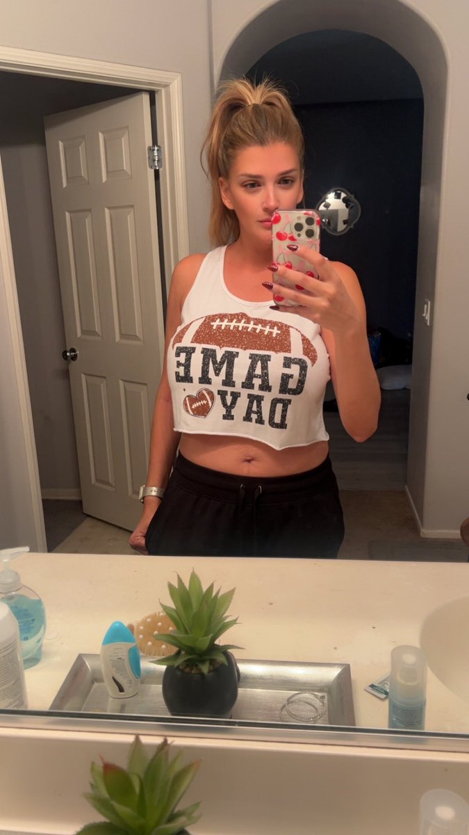 LGoddess_XO's tweet photo. Sunday Fun day!!! What team are you cheering for today ? 🏈⚡️🍕 https://t.co/b0DonHIk7A