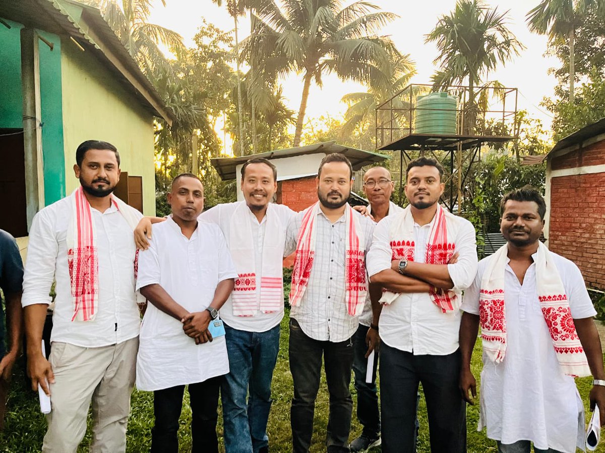 nilimoy111's tweet photo. গোলাঘাট জিলা যুৱ কংগ্ৰেছৰ উদ্যোগত আৰু খুমটাই সমষ্টিৰ অন্তৰ্গত কঁঠালগুৰি আৰু মৰঙী ব্লক যুৱ কংগ্ৰেছৰ সোজন্যত অনুষ্ঠিত হোৱা সাংগঠনিক সভা আৰু দায়িত্বভাৰ প্ৰদান অনুষ্ঠানটিত সমষ্টি তত্বাৱধায়ক হিচাপে উপস্থিত হওঁ। দুয়োজন ব্লক যুৱ কংগ্ৰেছৰ সভাপতিক অভিনন্দন জনাওঁ।
@GauravGogoiAsm https://t.co/50mLS4GhmI
